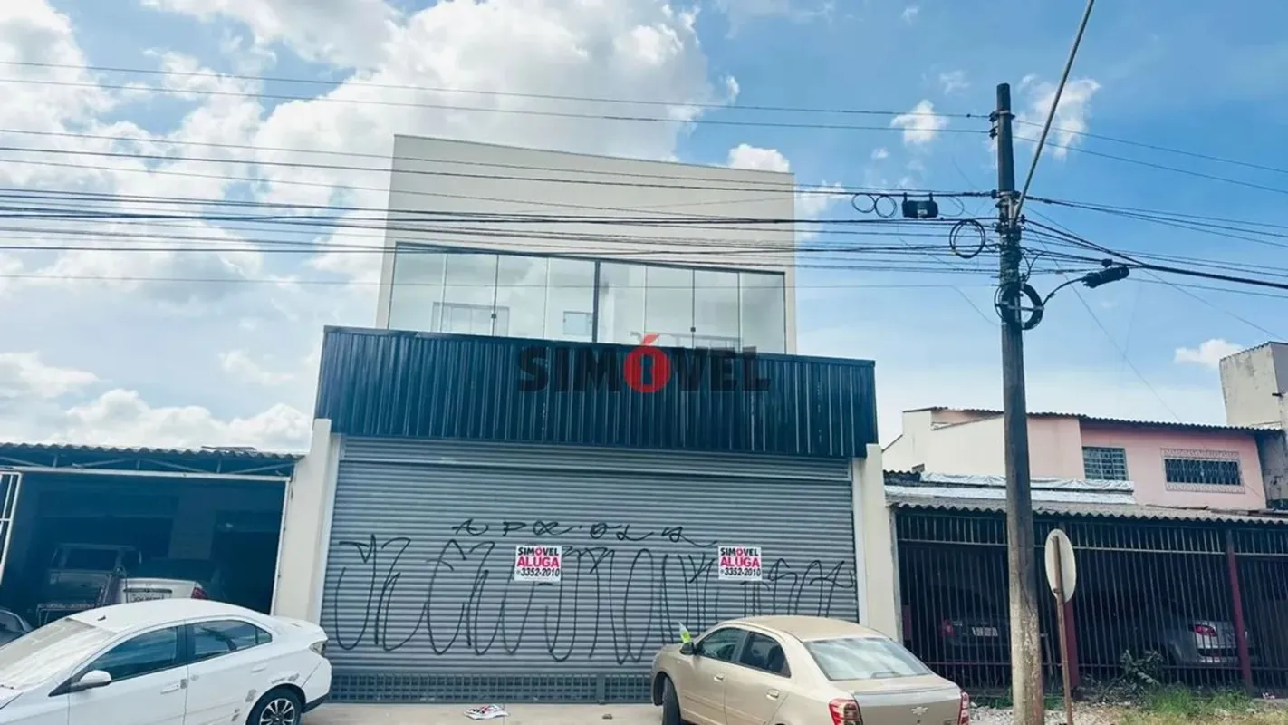 Em frente a Japão da construçãoLoja vão livre, com pia e dois banheiros sociais....