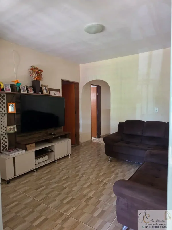 Casa localizada na QR 307, em Samambaia Sul, com espaços bem distribuídos e poss...