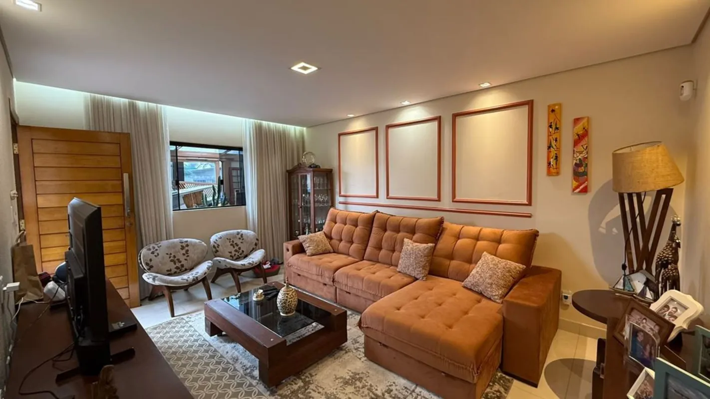 Imobiliária Solino vende casa de pavimento no condomínio fechado do nova colina....