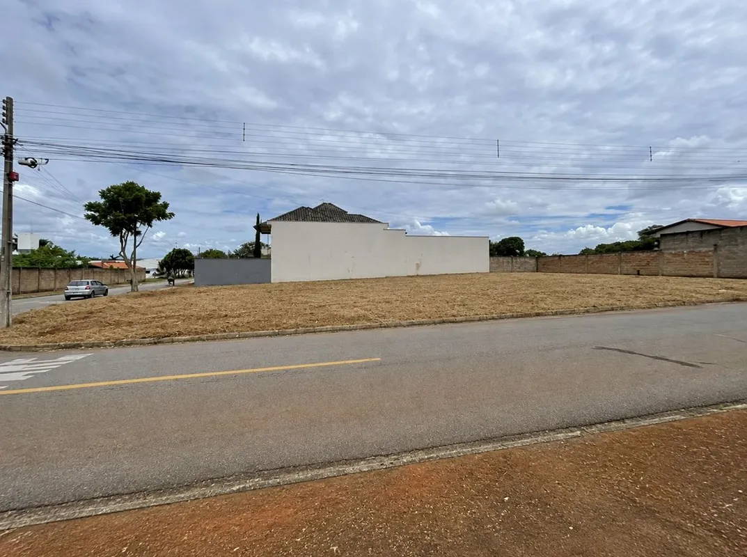 Lote com 687.86 m², ideal para investimento, construção residencial ou comercial...