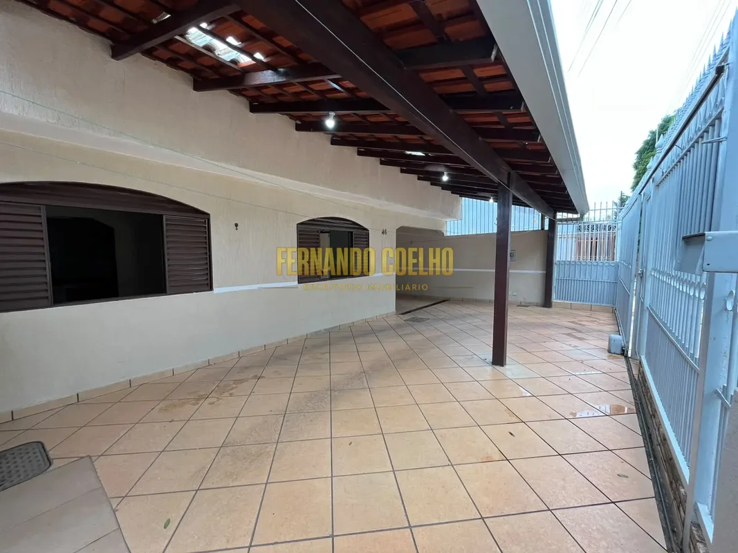 Casa toda na laje, excelente estrutura, com RECUO de estacionamento e varanda, e...