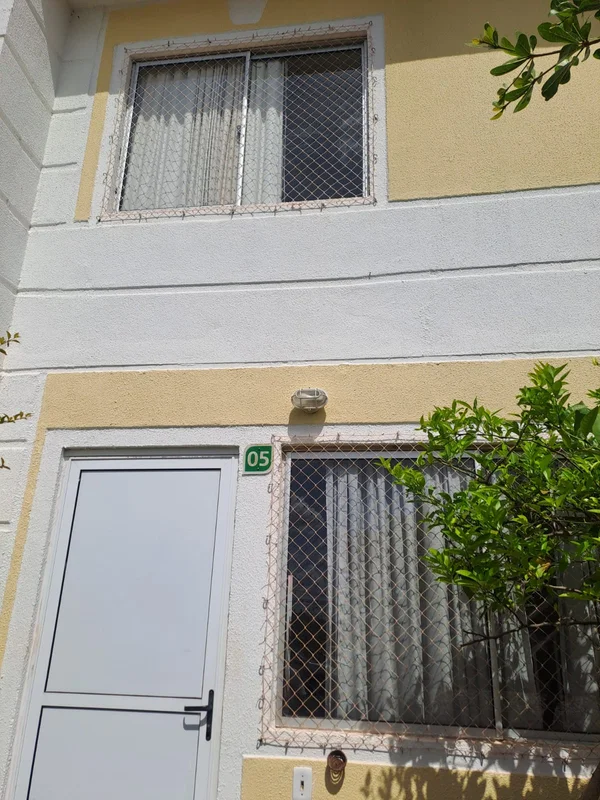 Descubra o conforto e a praticidade de morar em uma casa reformada, com armários...