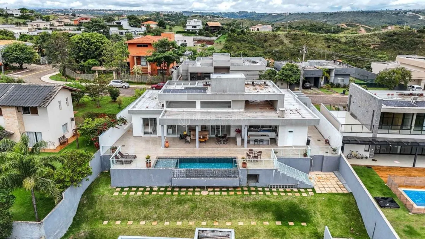NEVES TEIXEIRA IMÓVEIS VENDE:Sofisticada casa térrea com projeto arquitetônico a...