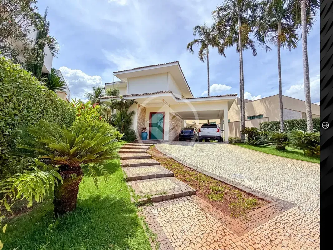 SOBRADO Ã? VENDA NO ALPHAVILLE GOIÃSUma casa completa, elegante e pronta para m...