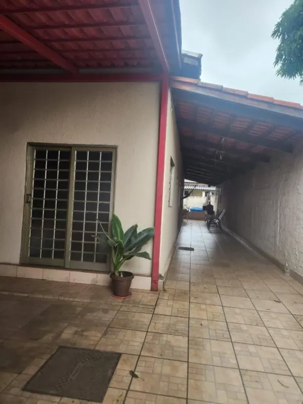 3 quartos sendo 1 suite, sala, copa, cozinha, área de serviço, garagem, varanda ...