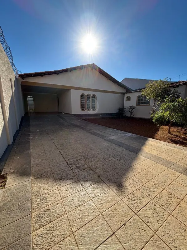 Casa - Setor Coimbra - Lote: 450m² - Área Construída: 261m² - 3 Quartos sendo 2 ...