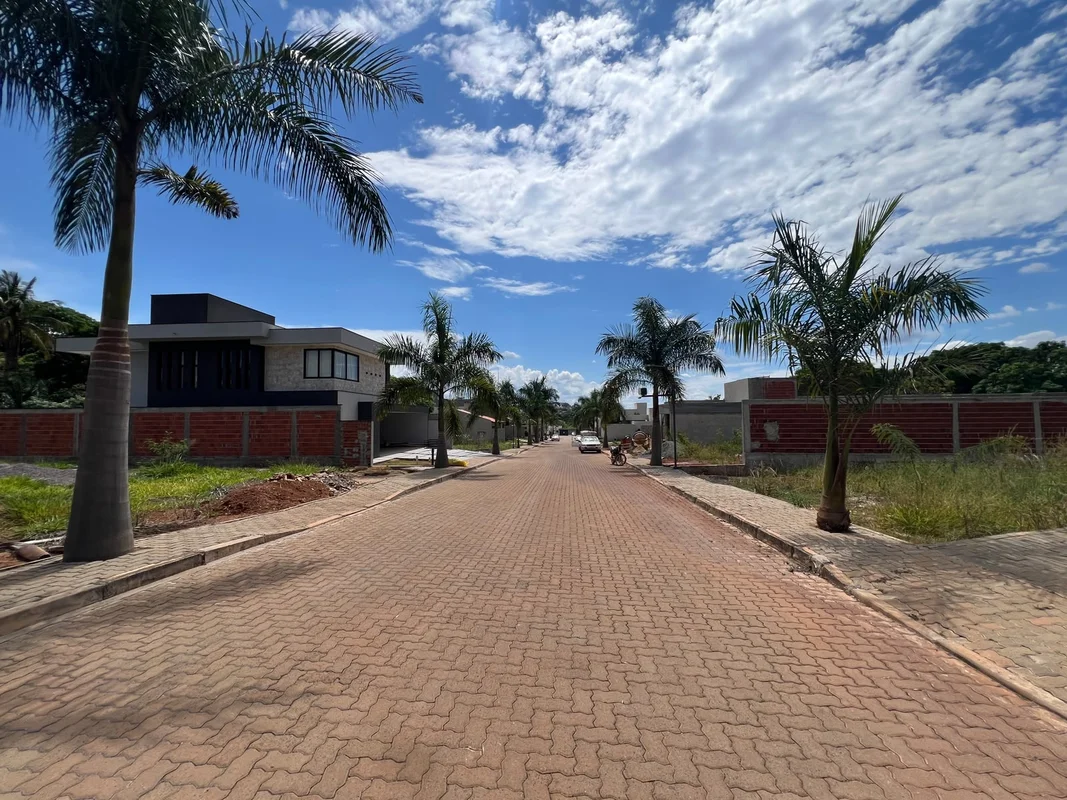 Julisce Alencar Assessoria Imobiliária vende...Lote localizado no Condomínio Imp...