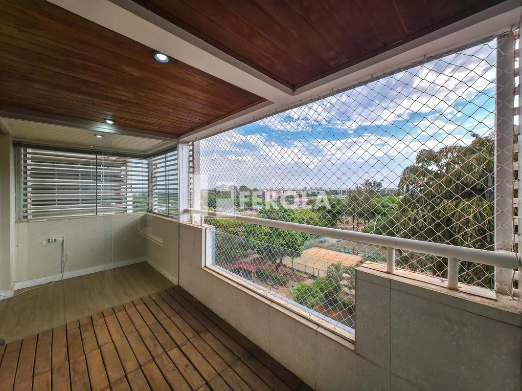 FEROLA IMOBILIÁRIA PREMIADA VENDE:-Excelente apartamento no 4 andar, de canto, c...