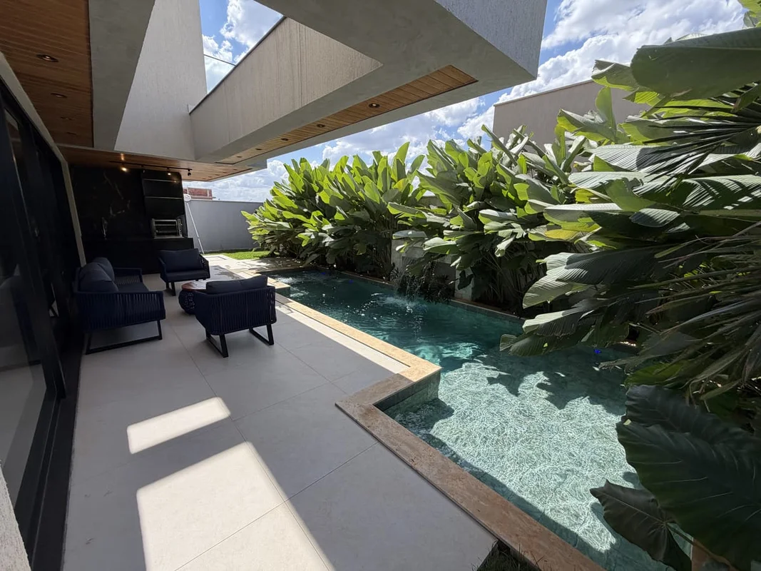  *335 m² de área construída*?? *411 m² de terreno*??? *4 quartos | 3 suítes plen...