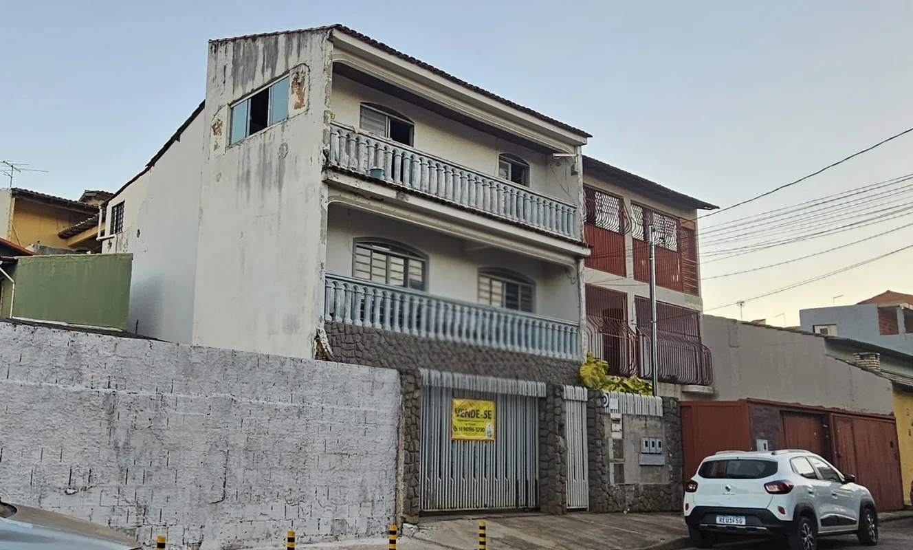 SOBRADO DIVIDIDO EM 3 RESIDÊNCIAS em QE 46, GUARÁ II Acesso: 1º e 2º andares ind...