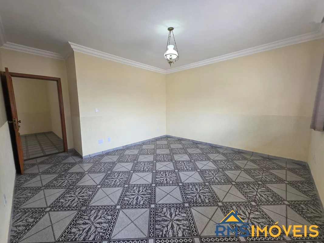  Para quem busca uma casa espaçosa, privativa e com excelente distribuição dos a...