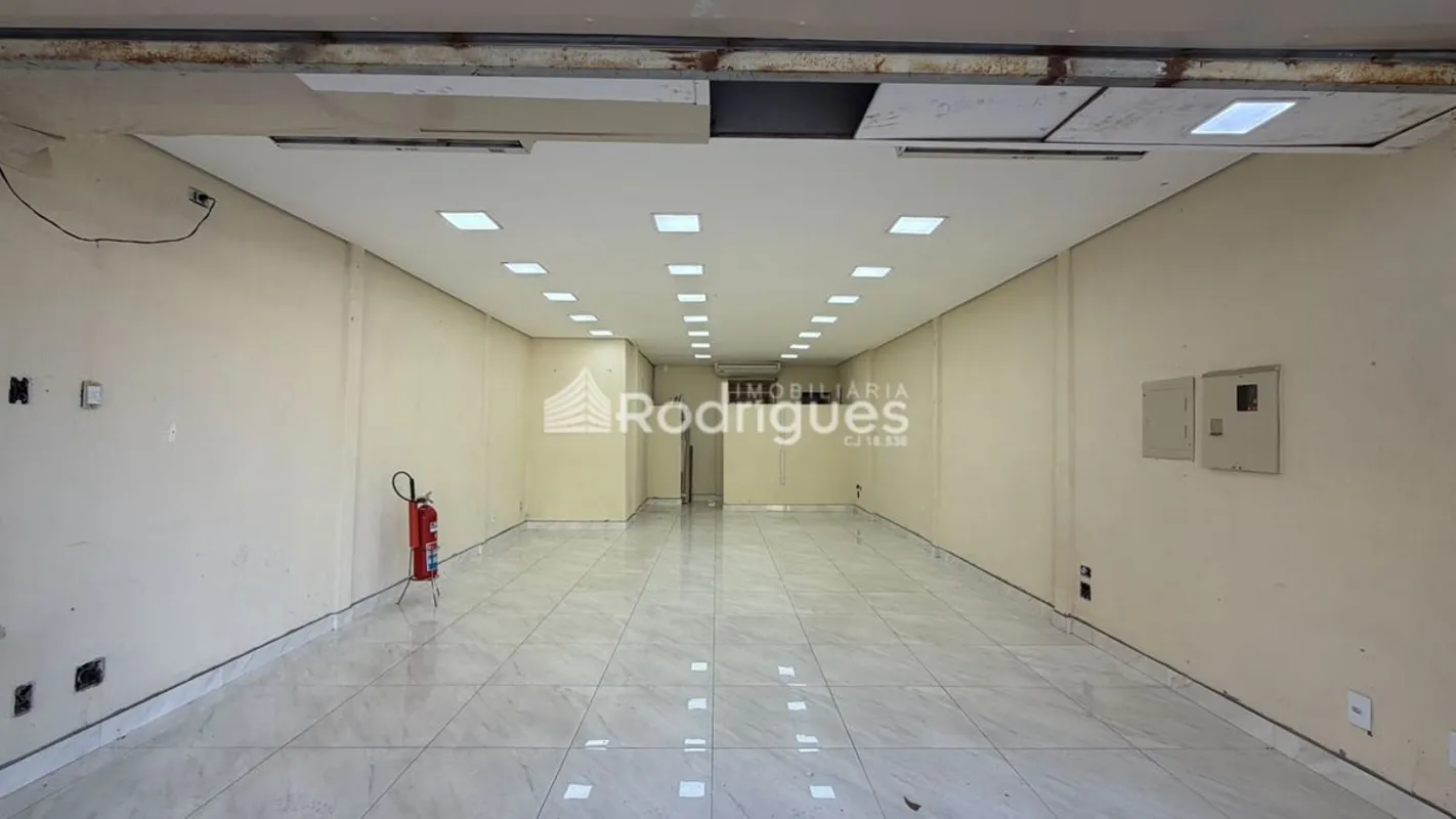 Rodrigues Imobiliária ALUGA loja comercial em Taguatinga.- Loja em vão livre com...