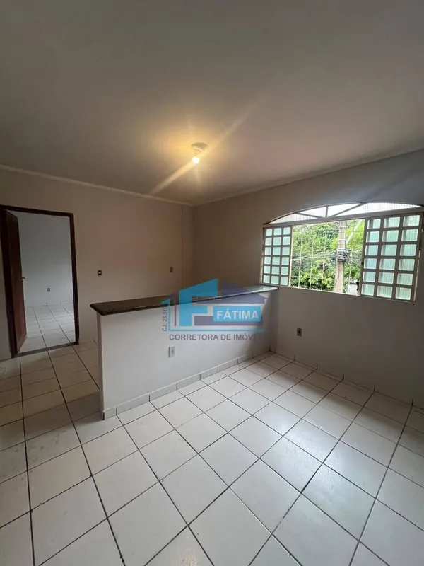 APARTAMENTO PARA ALUGUEL - QS 04, CONJUNTO 05 Apartamento no 1º andar, bem venti...