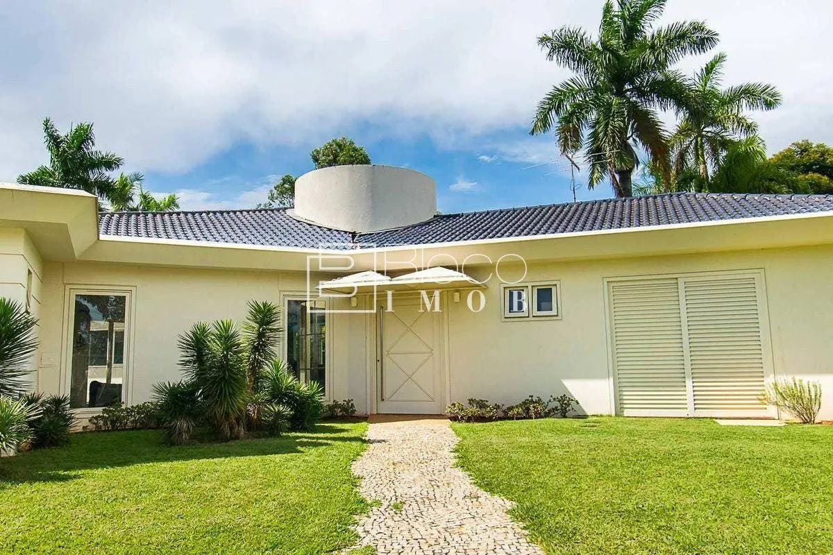 Uma casa cheia de estilo e personalidade Finalizada no ano 2000, segue moderna e...