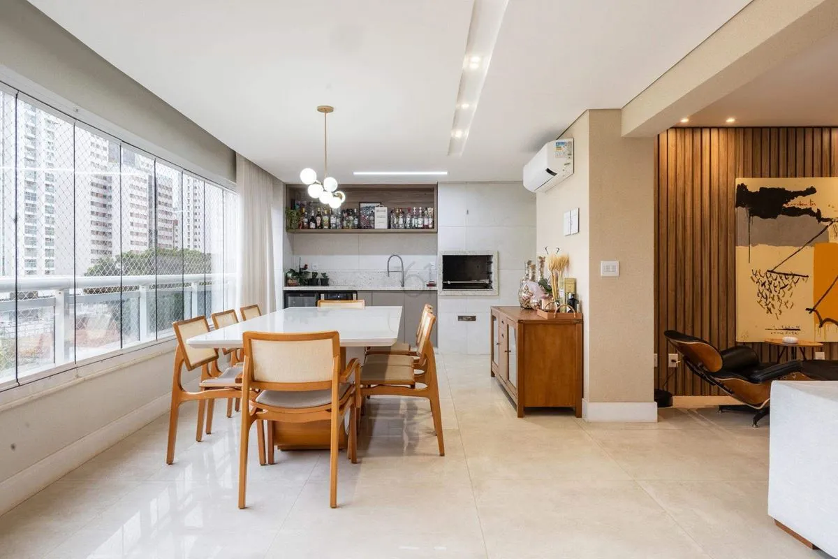 Apartamento linear amplo com 189m², totalmente reformado em um dos melhores cond...