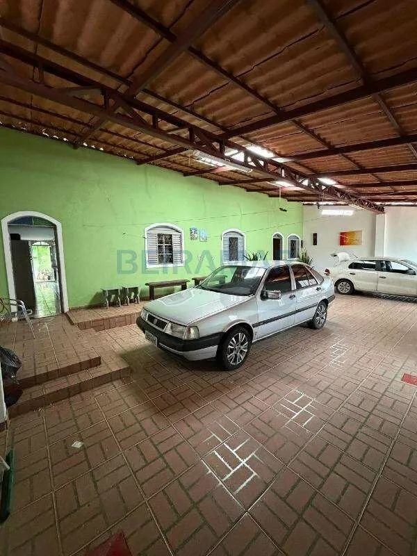 Casa Ampla com 3 Quartos, Suíte, Quintal e Garagem para 4 Carros à Venda na Quad...