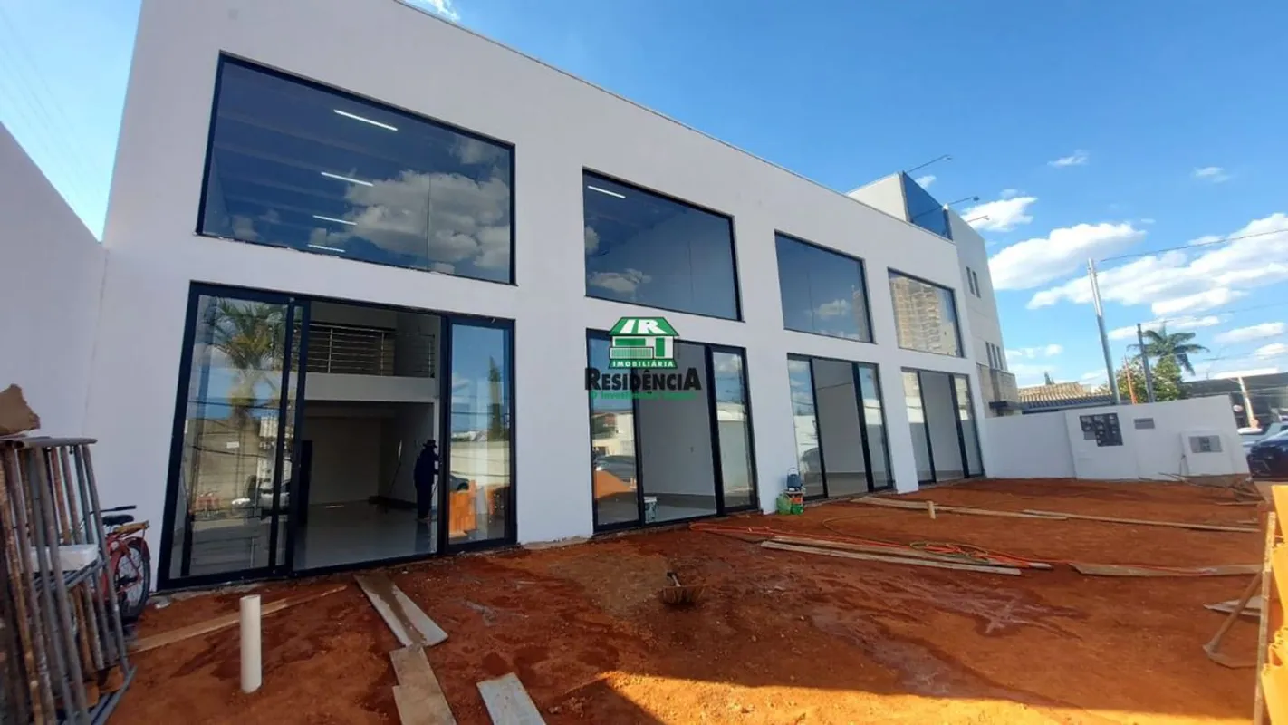  Cada sala possui 105 m² Banheiro privativo Portas de blindex Acesso por escadas...