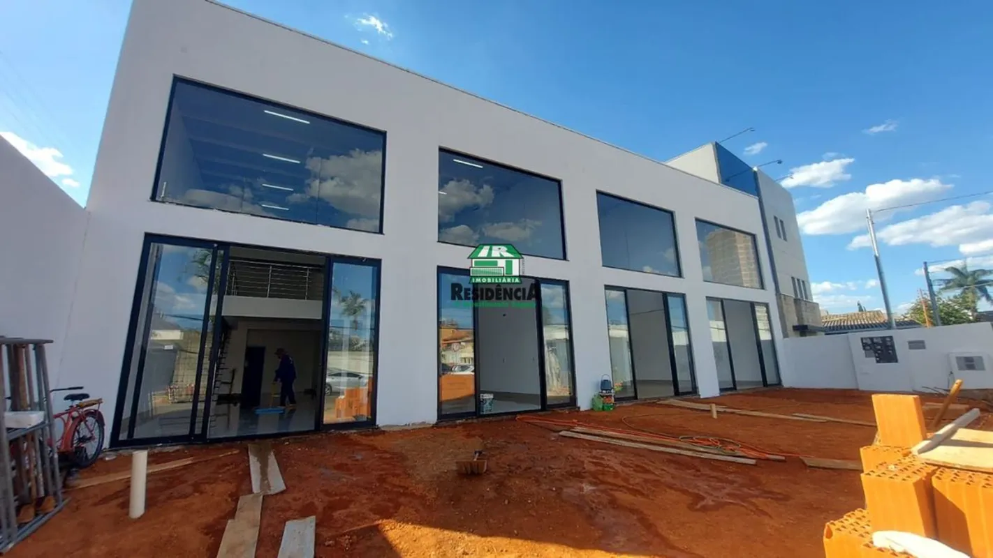 Cada sala possui 105 m² Banheiro privativo Portas de blindex Acesso por escadas ...