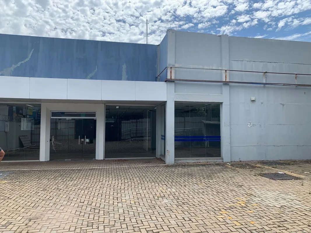 Galpão ComercialÁrea Total: Lote de 900 m², Área Construída de 650 m², Estaciona...
