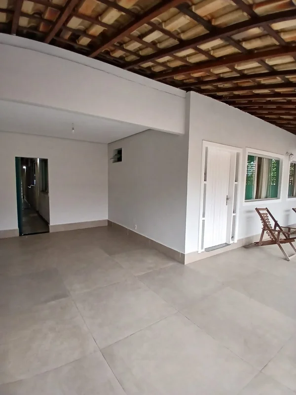 VENDE-SE ESTA CASA NO GUARÁ I NA LAJELOTE DE ESQUINA COM 500m², SENDO 200m² DE A...