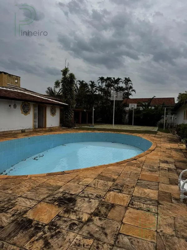  Casa antiga Excepcional construída em 2 TERRENOS de 800m², sendo um lote de esq...