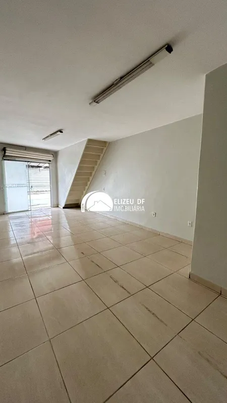 Elizeu Imóveis aluga loja com 50 m² na QR 03 da Candangolândia!Loja, composta po...