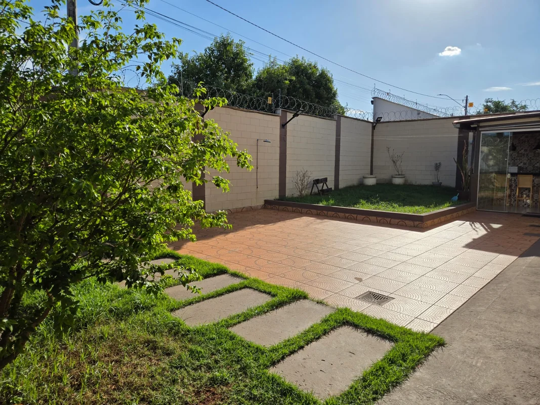 Sobrado no Setor Três Marias com quintal amplo, churrasqueira e suíte com closet...