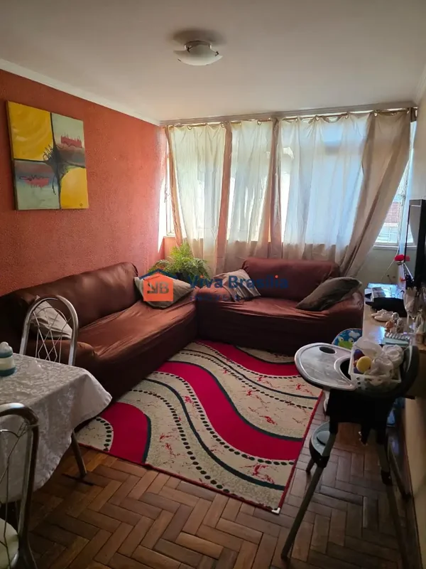 Descubra este confortável apartamento de 3 quartos na Quadra C 12, lote 01, no c...