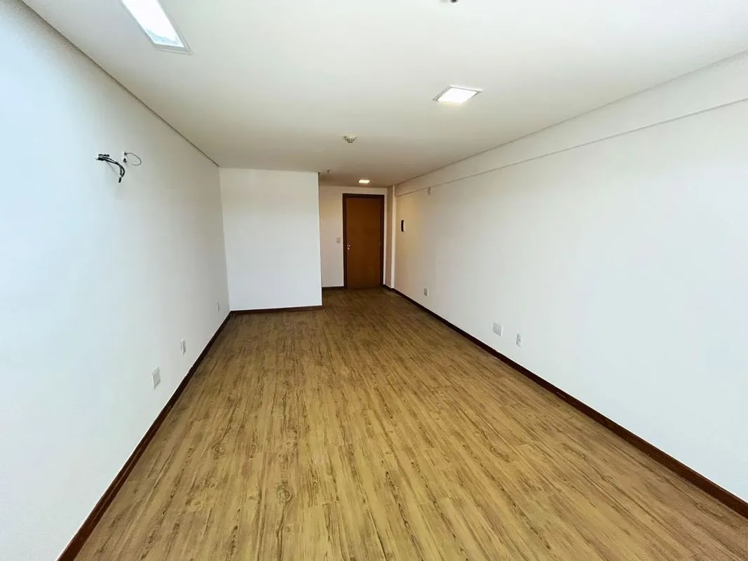 Excelente Sala - Shopping Deck Norte;- Sala com piso vinílico;- 01 banheiro;- Pi...