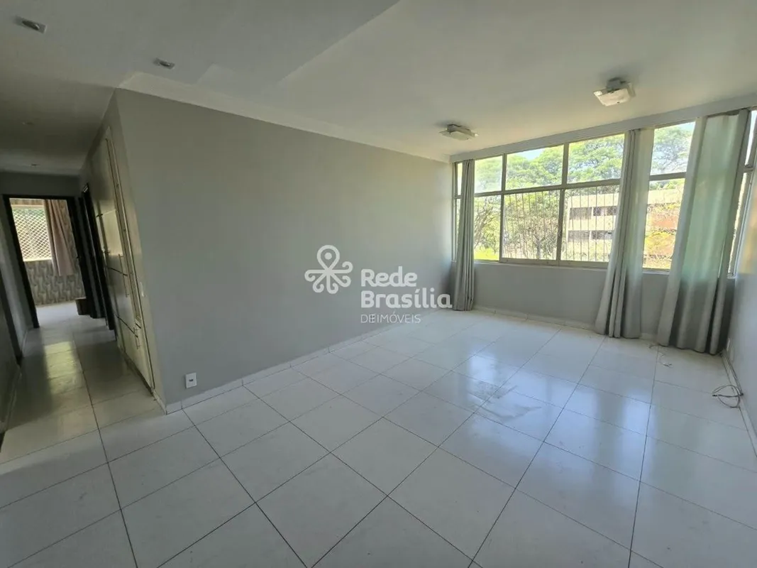 Excelente apartamento de 03 quartos com armários, no segundo andar, na SQN 405 c...
