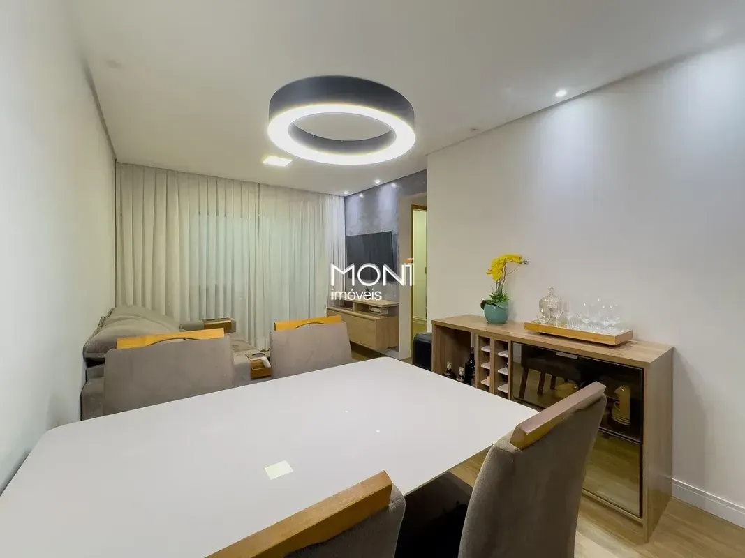 Apartamento de 2 Quartos, 1 Suíte, Varanda e Andar Alto Edifício Professor Vival...