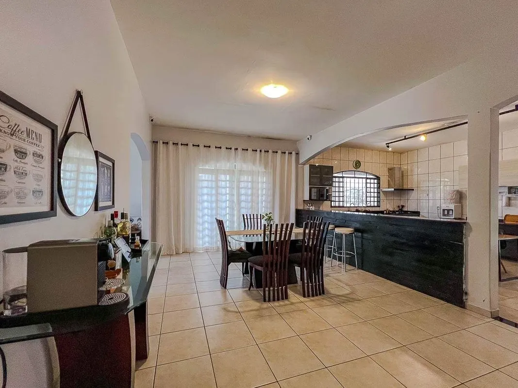 Excelente e espaçosa casa de 320 metros na Ponte Alta Norte, em lote de 910 metr...