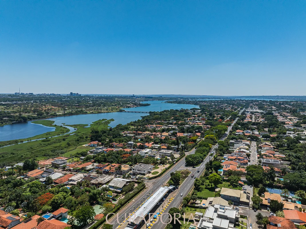 Casa térrea antiga de 262 m2, em lote nascente, terreno de 774 m2 e uma área tot...