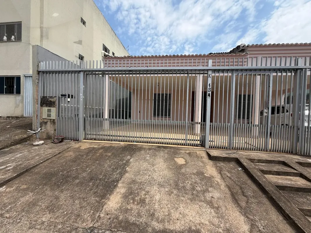 Conheça esta casa na QR 1 A Conjunto K, em Candangolândia, DF. Com 5 dormitórios...
