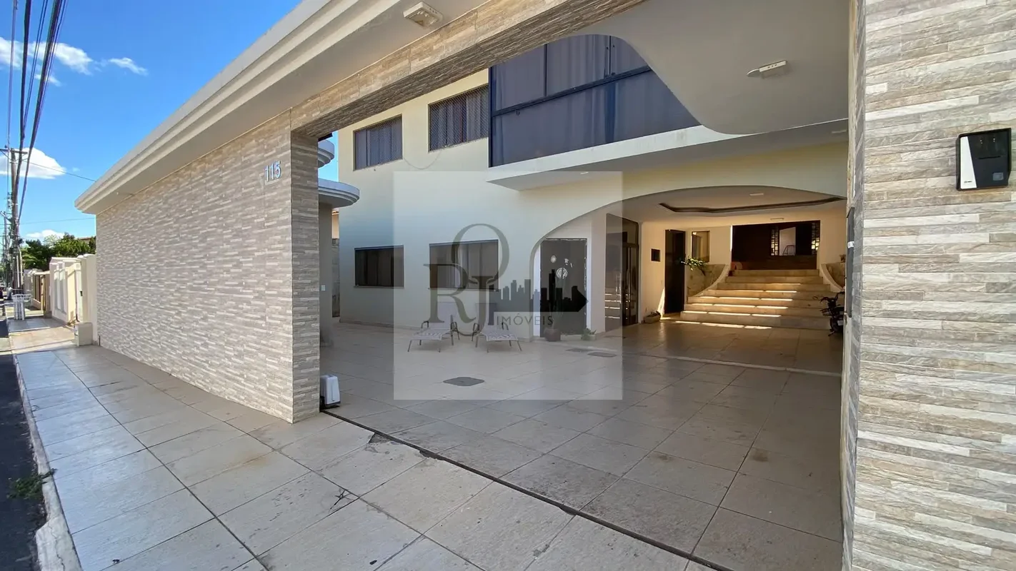 **CASA ESPAÇOSA COM 5 QUARTOS, PISCINA E ATELIÊ NO CONDOMÍNIO ESTÂNCIA JARDIM BO...