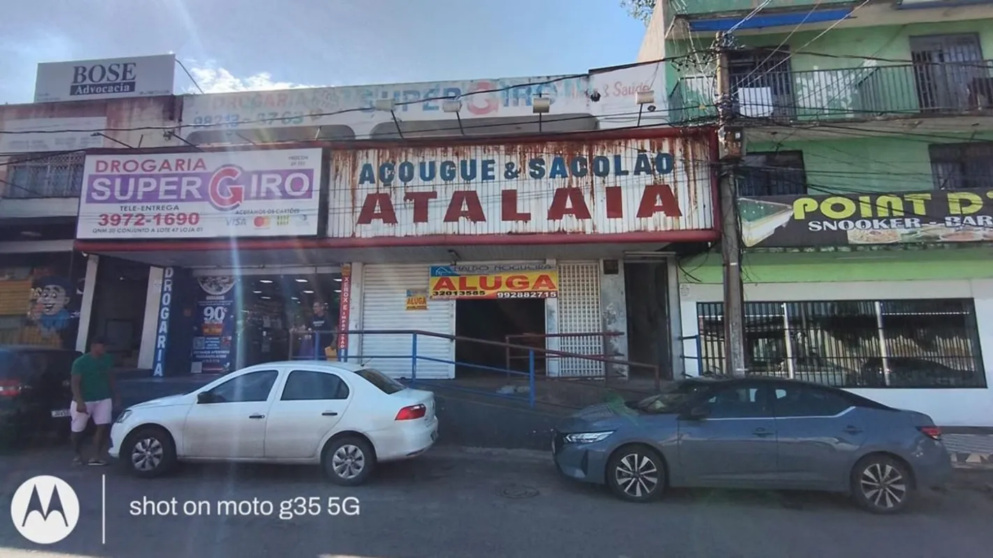 Claro. Pelas fotos, eu destacaria bastante o tamanho da loja e principalmente a ...