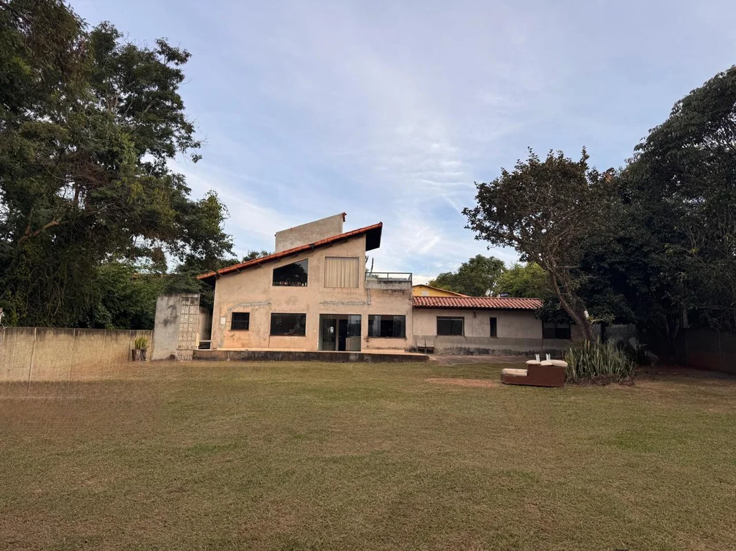 SOBRADO COM AMPLO TERRENO DE 968 m² NO CONDOMÍNIO VERDE em fase de acabamento.Se...