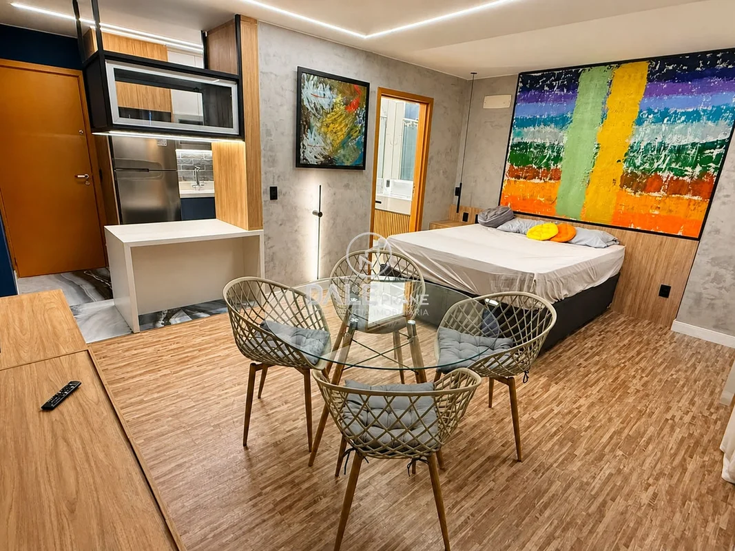 Apartamento MOBILIADO, reformado e nascente:Ambientes integrados de quarto e sal...
