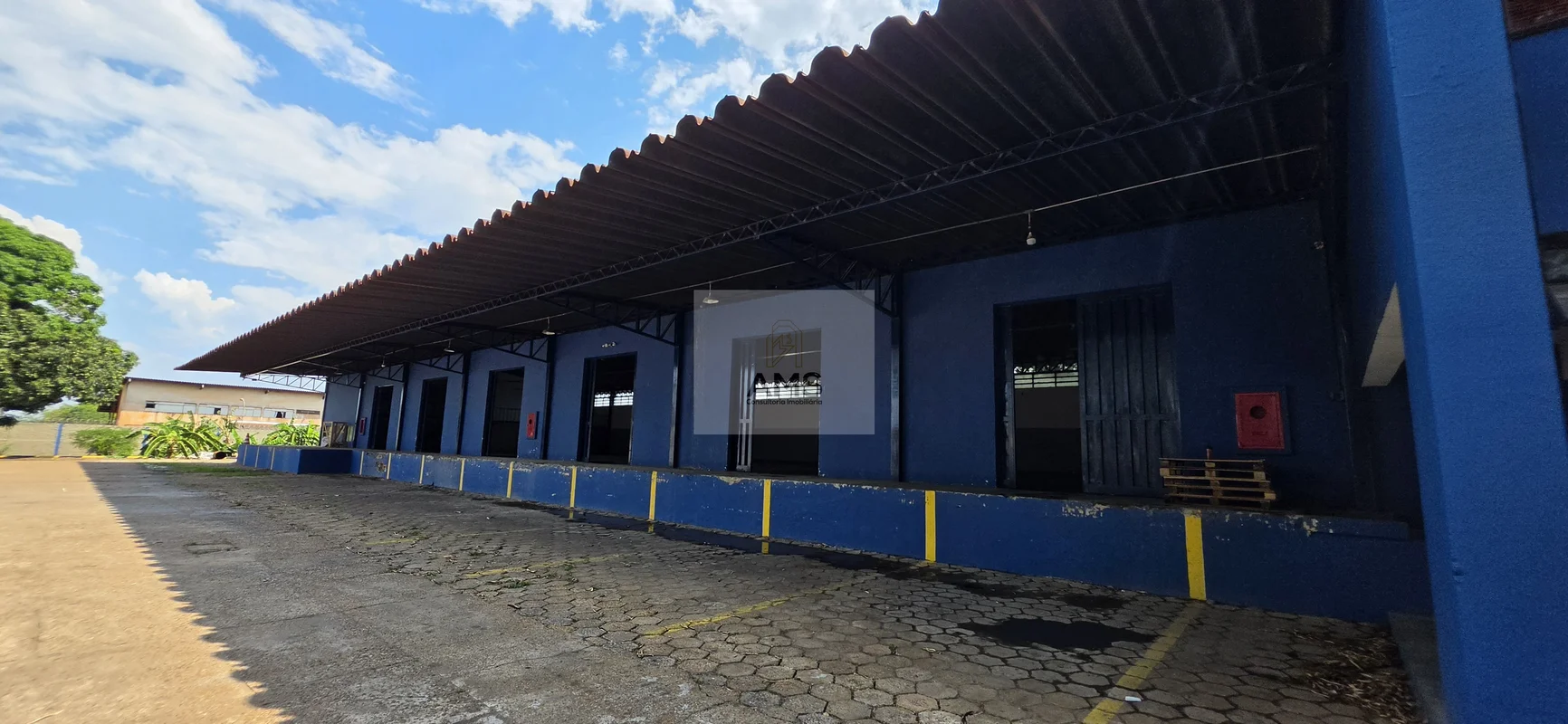 Localizado em uma região centralizada contra fluxo em horários de pico.O galpão ...
