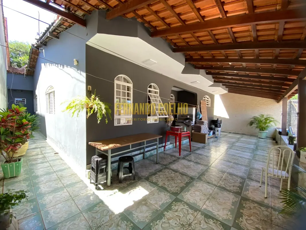 EXCELENTE CASA NA LAJE, COM ESTRUTURA PARA 2º PAVIMENTO!NÃO ACEITA FINANCIAMENTO...
