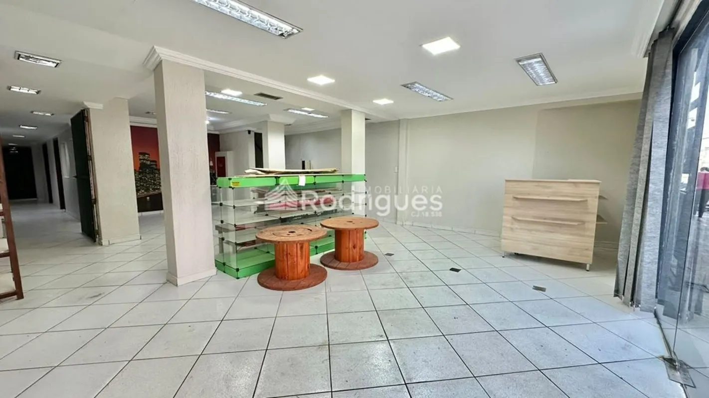 Rodrigues Imobiliária ALUGA loja espaçosa em excelente localização Taguatinga Su...
