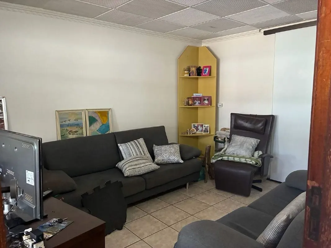 Casa residencial à venda em posição de frente, localizada no Bairro Guará II, em...