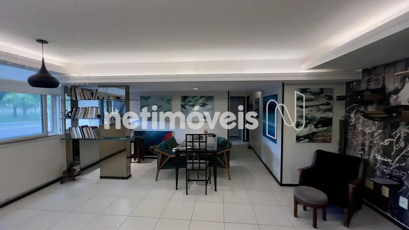 O apartamento: •80 m² de área útil;•1º andar;•Planta com alterações na configura...