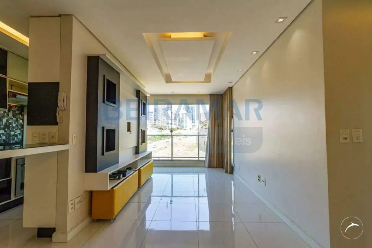 O imóvel dispõe de:- 2 quartos com armários, sendo 1 suíte;- Sala ampla com vara...