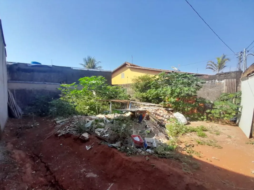 Lote disponível para locação, com 140 m² de área, medindo 12 metros de frente po...