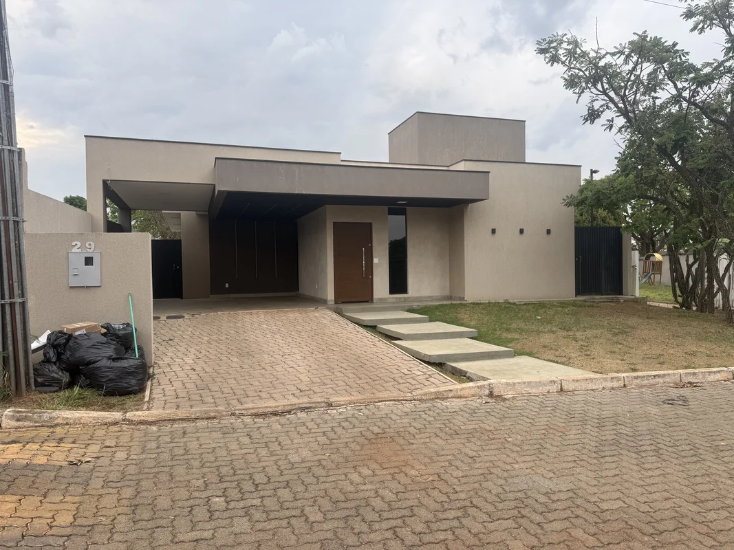 Excelente casa, muito bem dividida. Pronta para receber uma nova família.São 3 s...