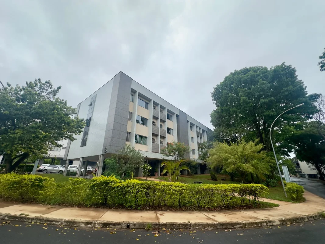 Seu novo lar na Asa Norte! Apartamento reformado, de canto e com excelente local...