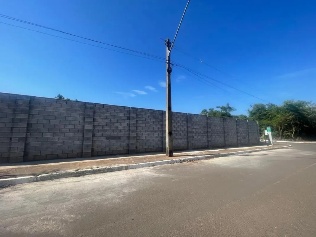 CBL IMÓVEIS VENDE: Descubra o potencial deste amplo terreno localizado no Condom...