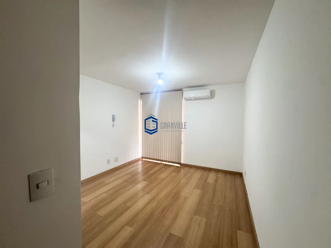 Granville Negócios Imobiliários Aluga:Excelente sala comercial com ar-condiciona...