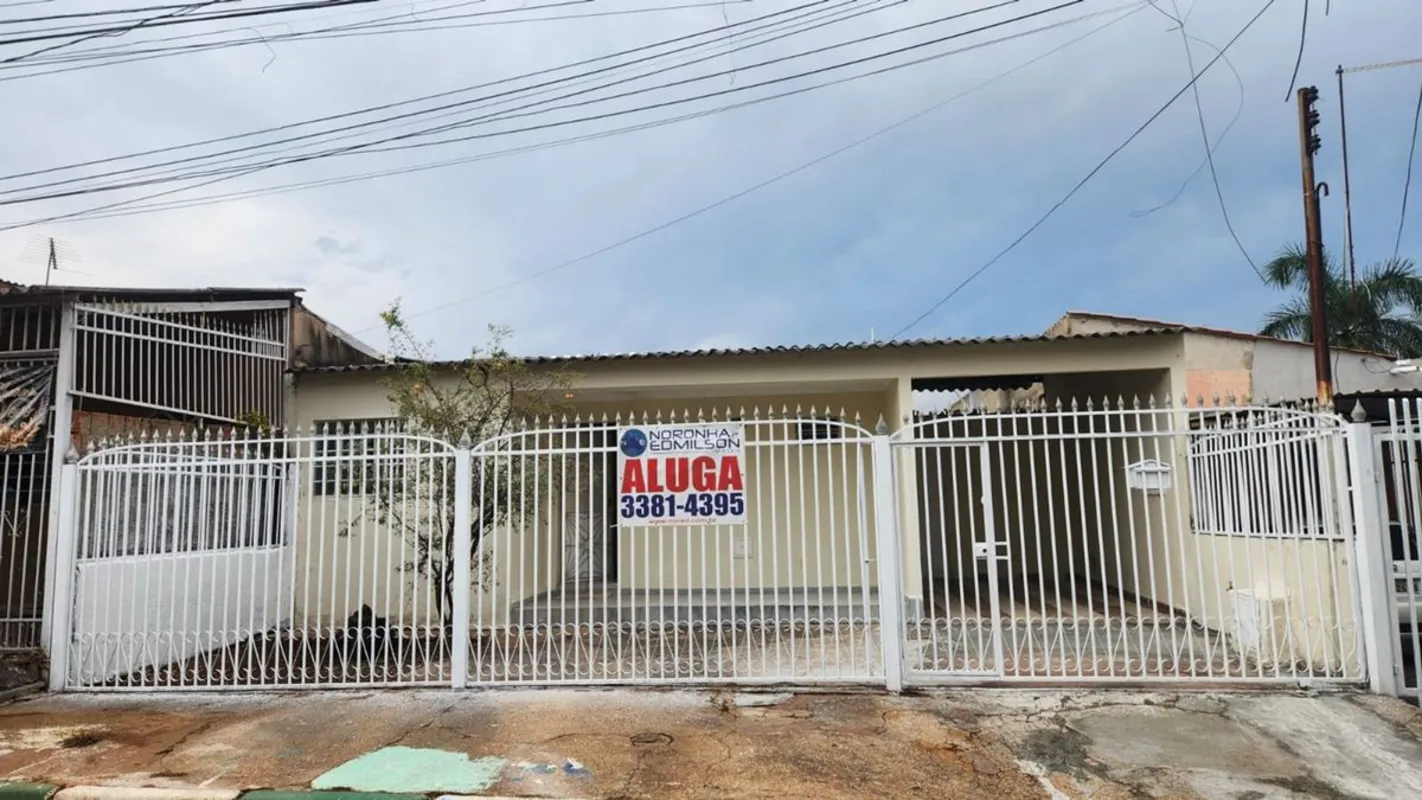 Casa térrea em localização, na QNL 15, Taguatinga Norte.Casa composta de 03 quar...